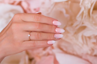 Alongamento de unhas decoradas: como funciona, cuidados e onde fazer