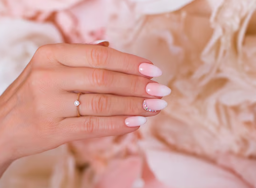Alongamento de unhas decoradas: como funciona, cuidados e onde fazer
